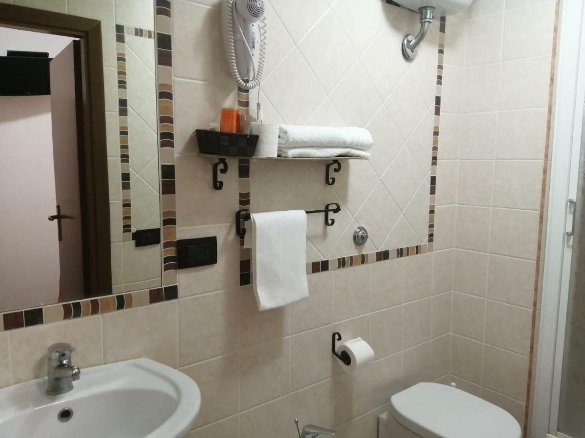 Albergo Ollolai Civitavecchia Eksteriør bilde